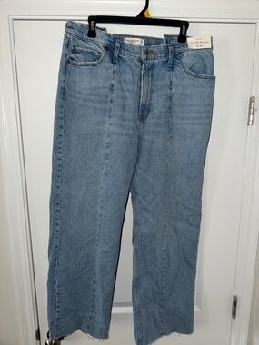 Abercrombie & Fitch 90’s Relaxed High Rise Jean - Women’s size 32 / 14r